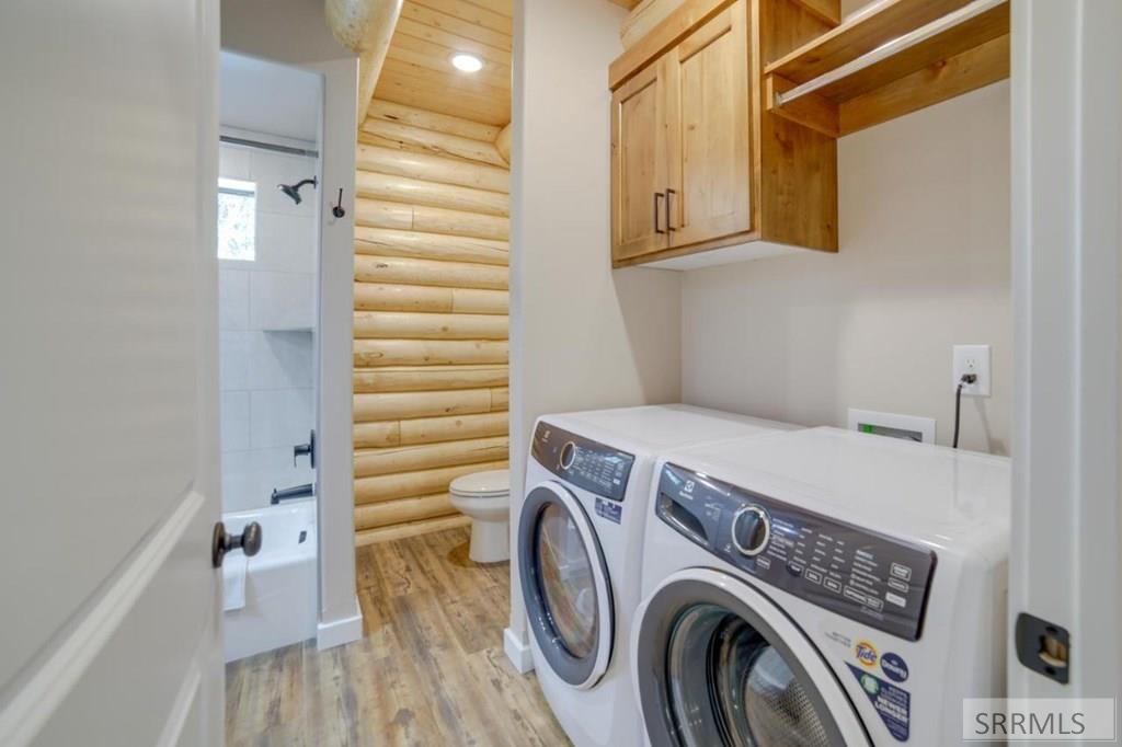 Main level bath/laundry