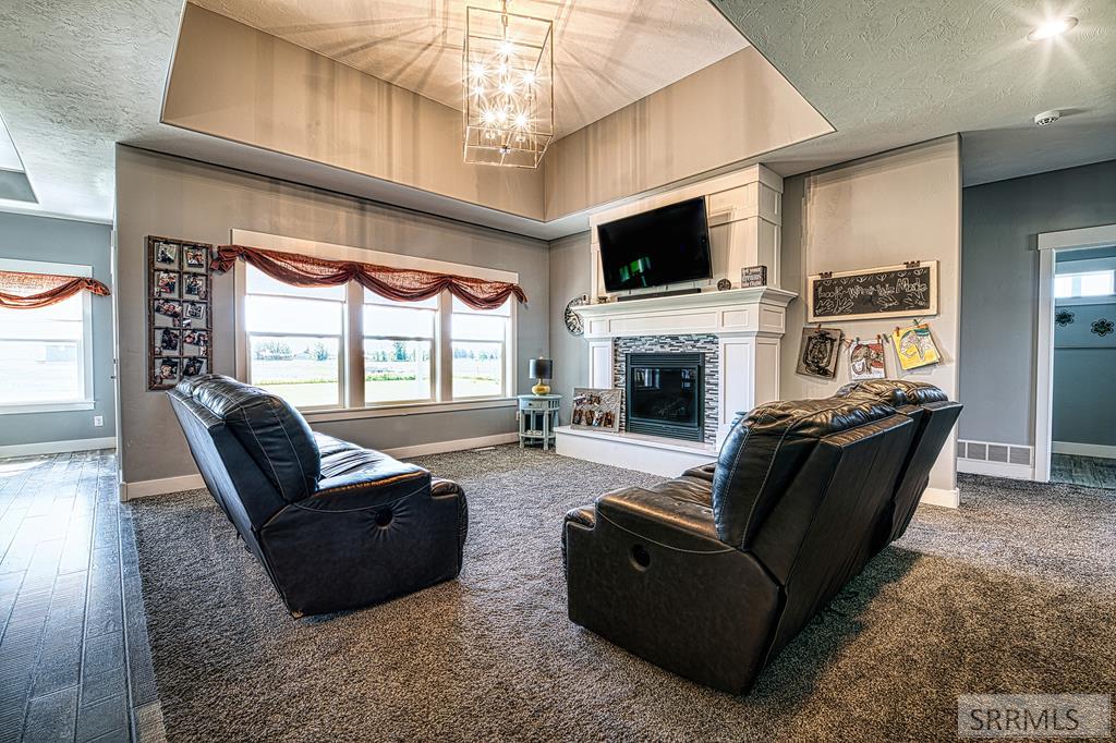 Big Living Room with Great Views & Natural Light