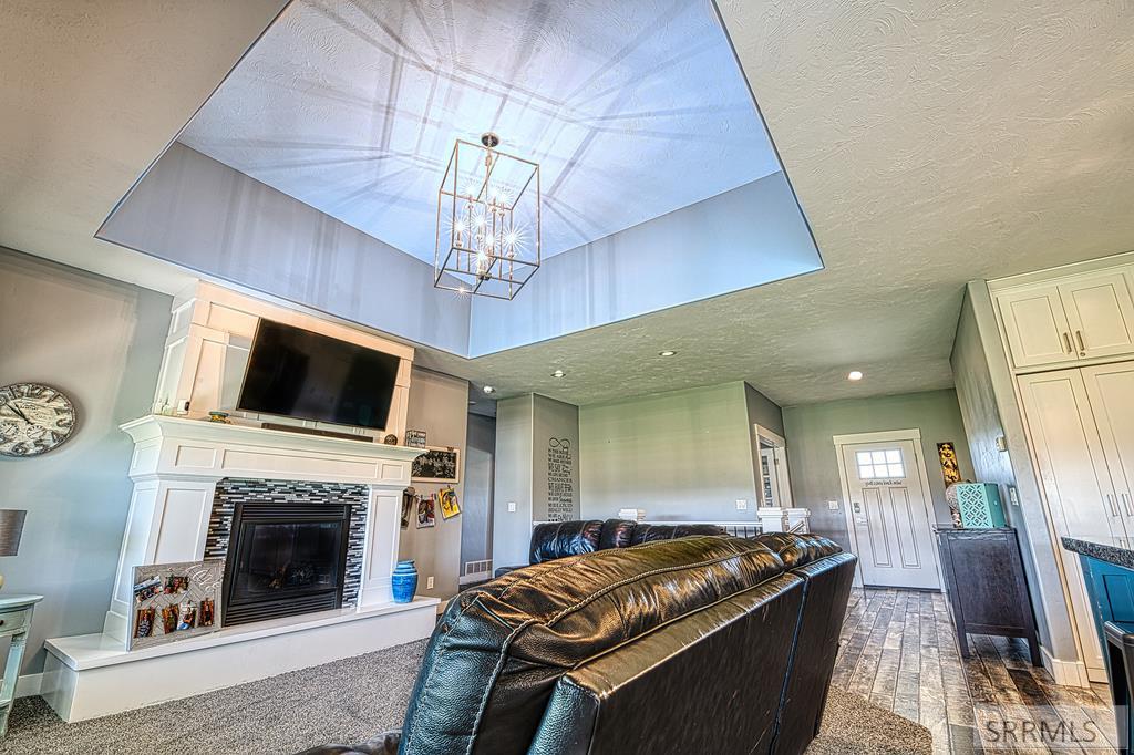 Big Living Room with Great Views & Natural Light