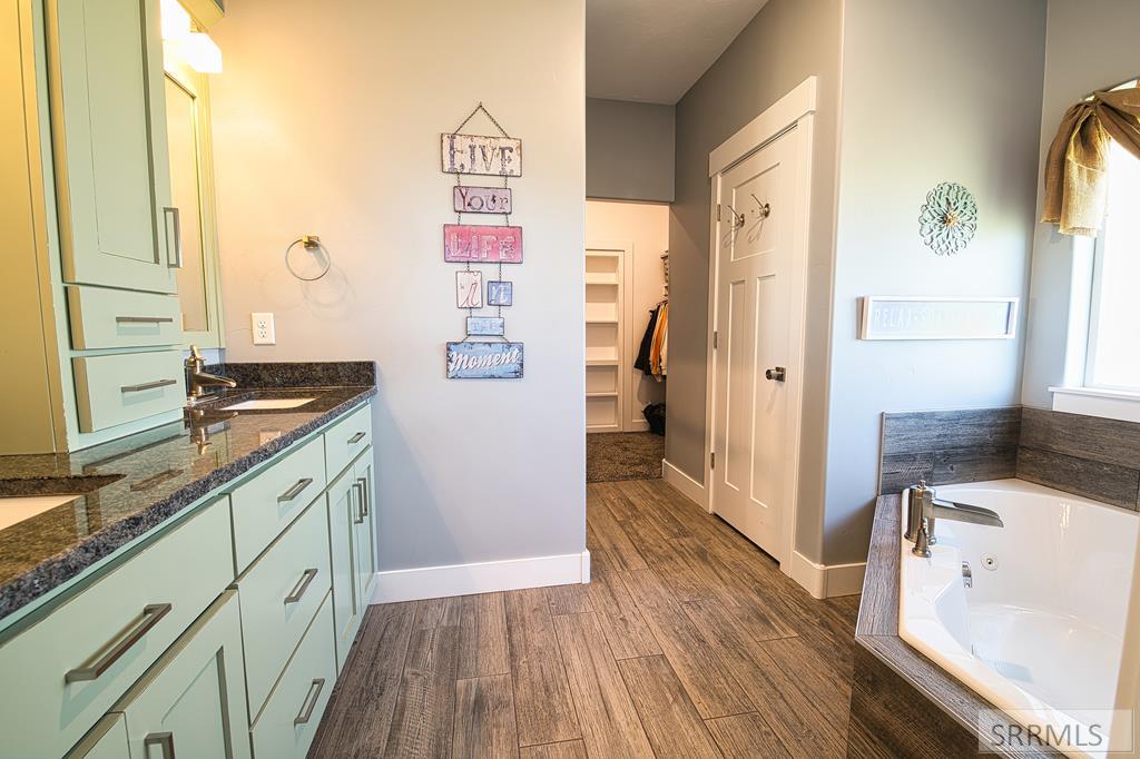 Master Bath w/Tile Shower & Soaker Tub