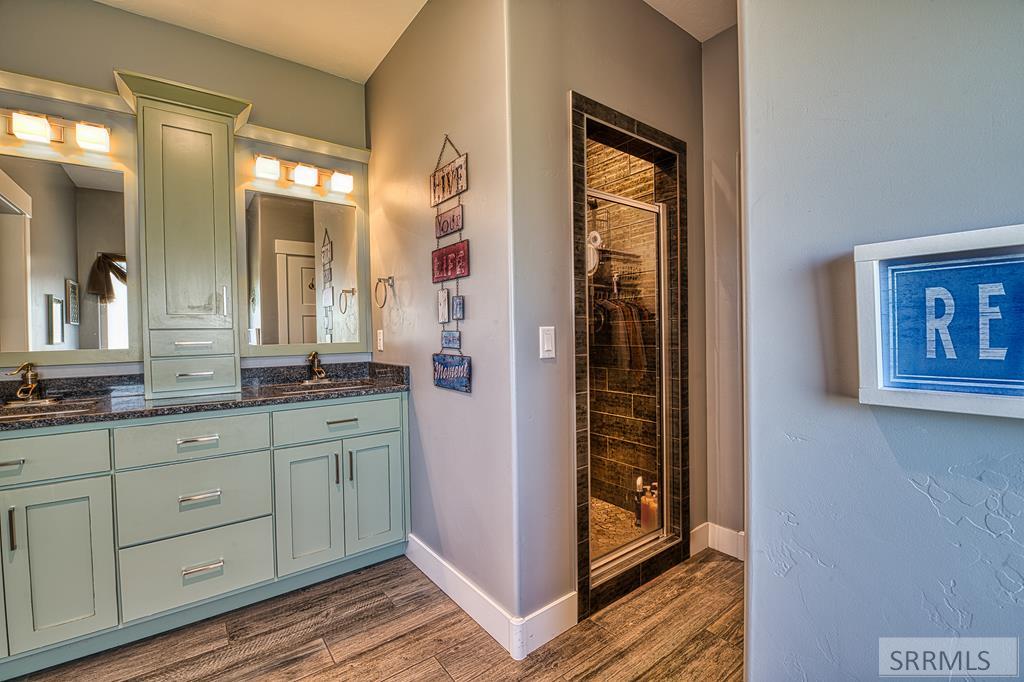 Master Bath w/Tile Shower & Soaker Tub