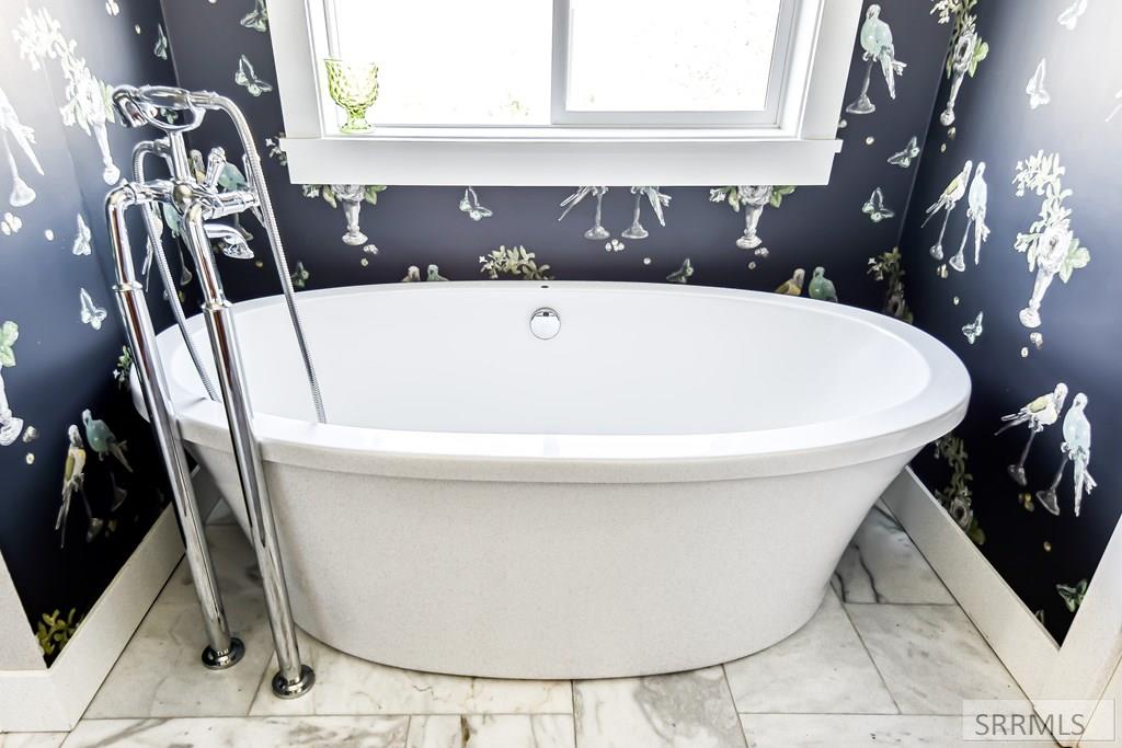 Free standing tub