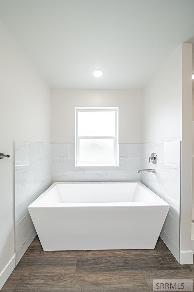 Master Bath w Soaker Tub