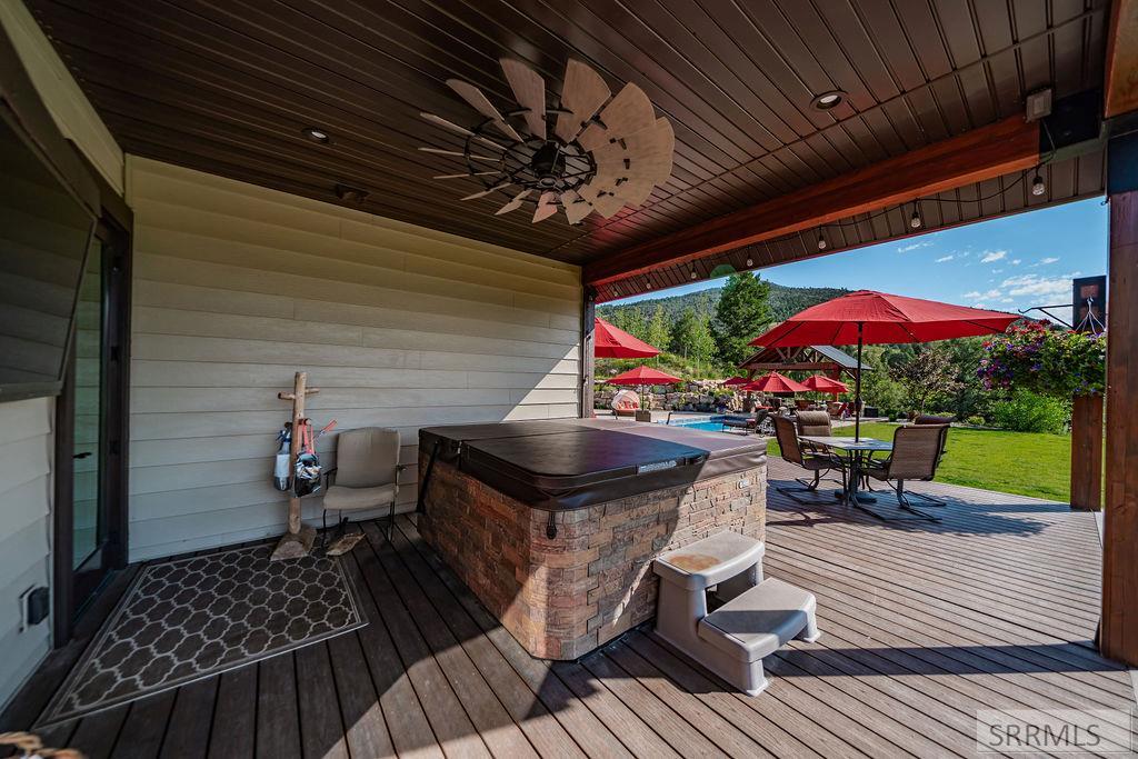 Hot Tub and Back Deck