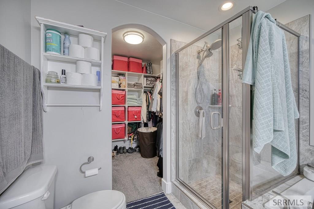 Full Bath & Walk-In Closet