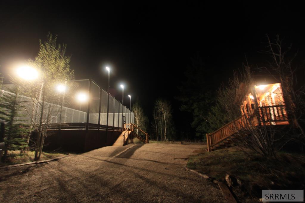 Night-lit Heated Cabin Adj to Paddle Tennis