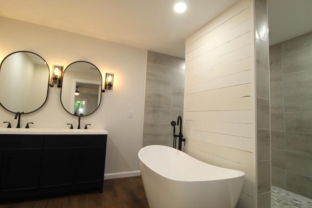 Primary En suite Bath