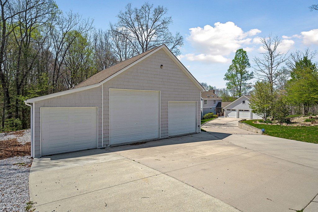 Detached 3 Car Barn Shop