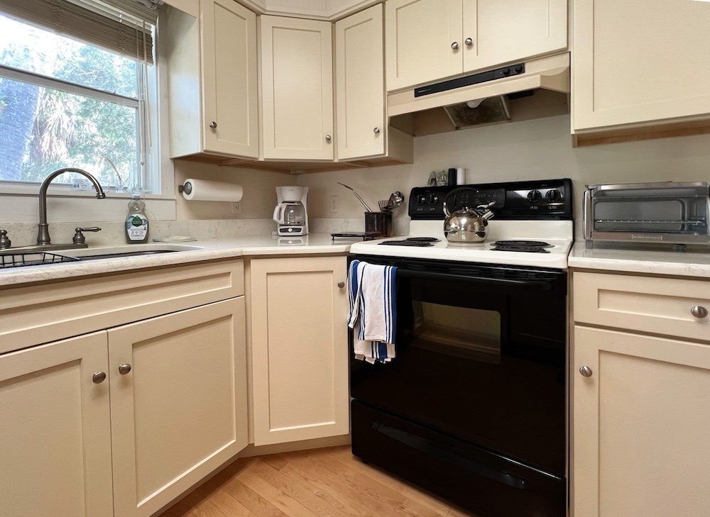 Cabinets with Quartz Countertop