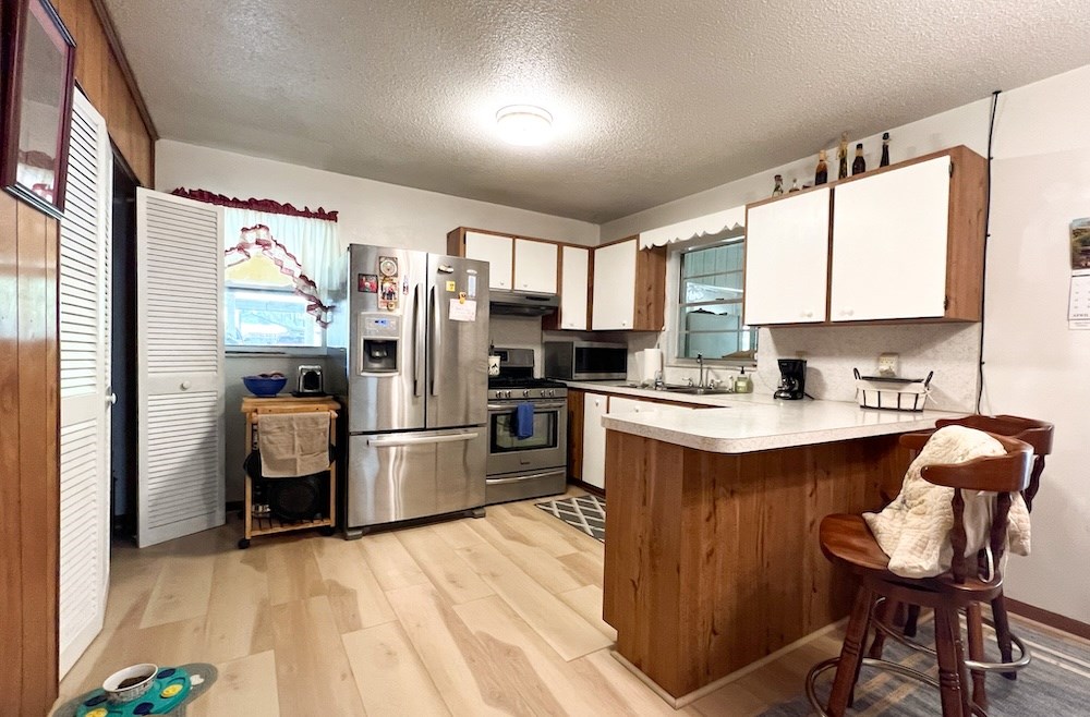 Kitchen with Breakfast Bar