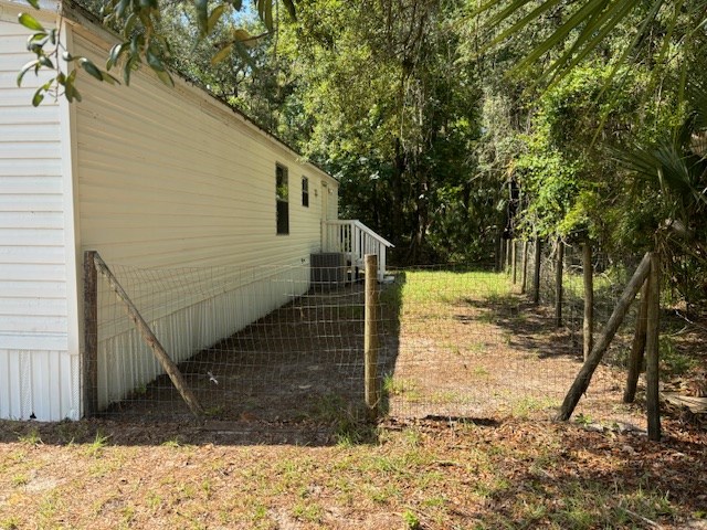 side yard fenced for pets