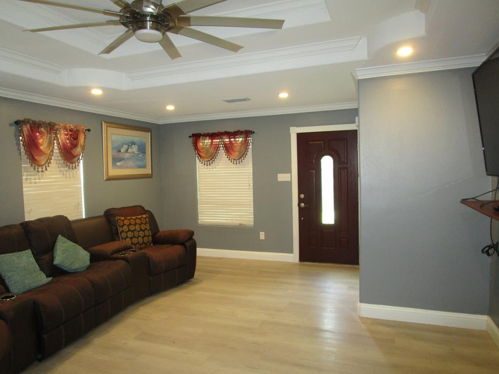 Tray ceiling with goreous fan.